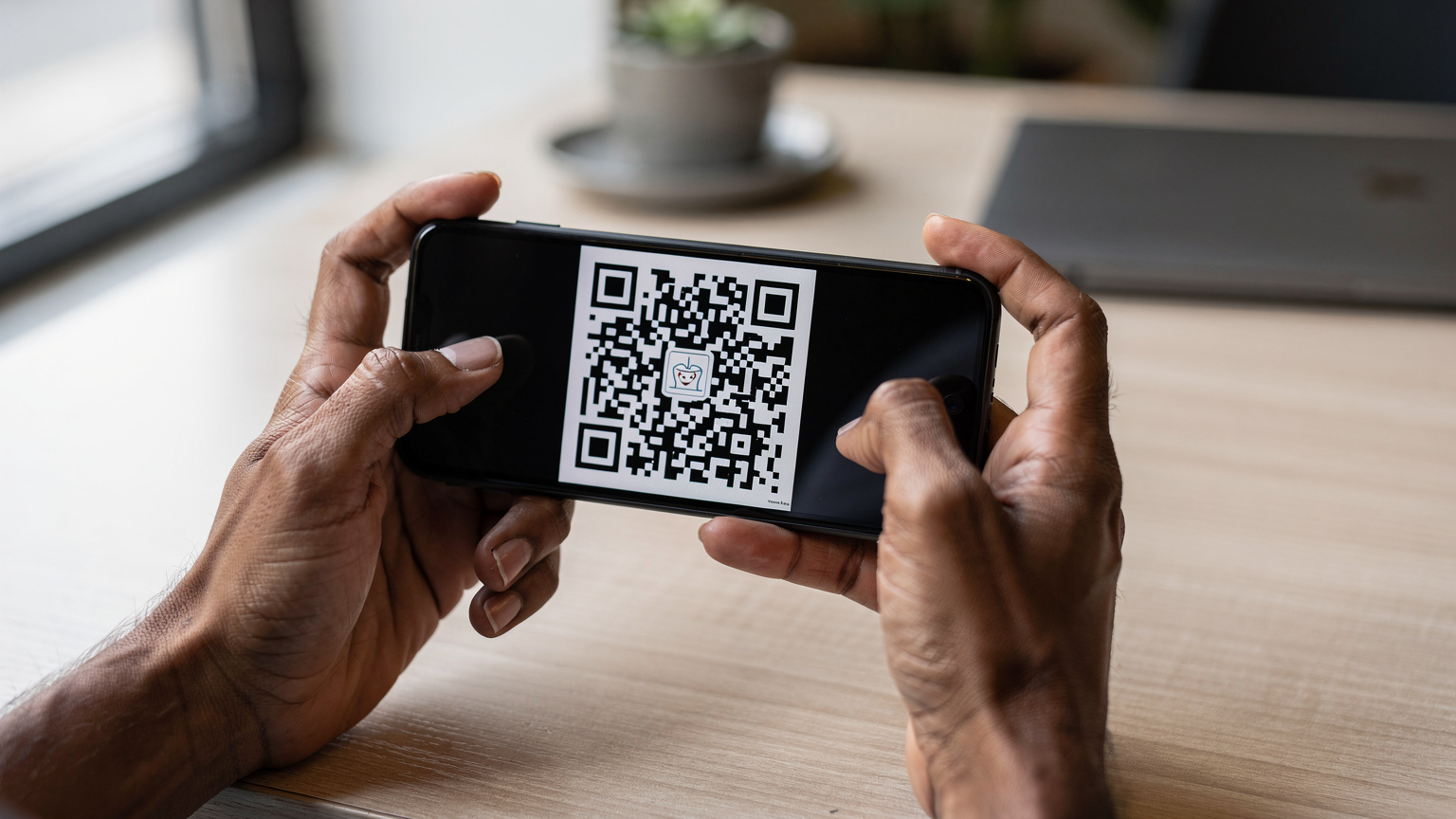 एक व्यक्ति अपने स्मार्टफोन पर EastESIM eSIM सक्रियण QR कोड स्कैन कर रहा है, जो परेशानी मुक्त सेटअप प्रक्रिया को दर्शाता है।